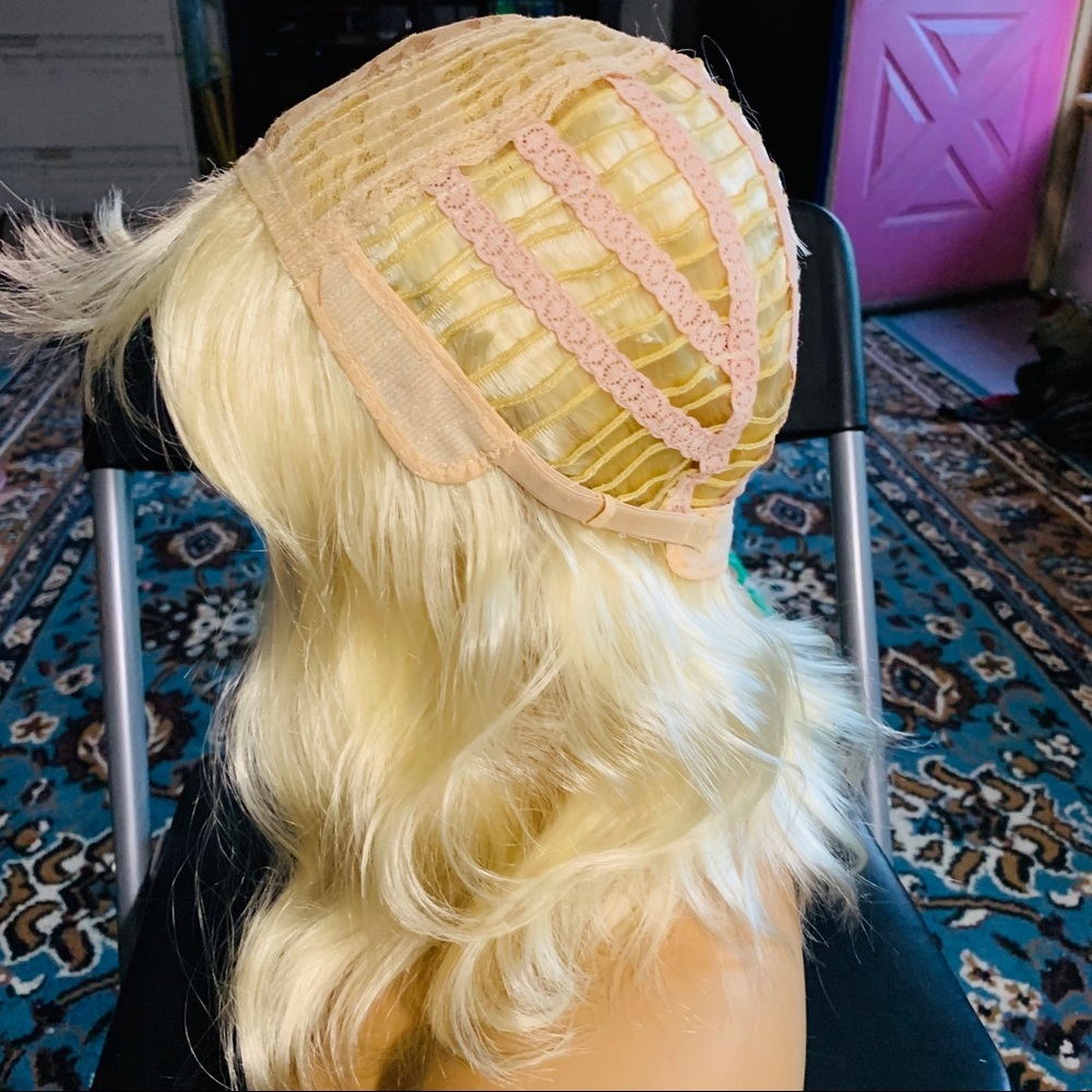 Beachy light blond wig - Picture 8 of 10